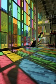 Canada, province de Québec, Montréal, le quartier International, le Palais des Congrès et ses façades multicolores