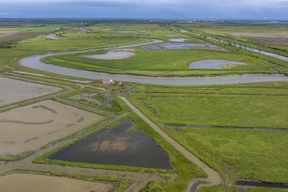 France, Charente-Maritime (17), Parc Interrégional du Marais Poitevin labellisé Grand Site de France, Charron, le Marais de Landelène entre l'embouchure de la Sèvre Niortaise et le canal maritime de Marans à la mer (vue aérienne)