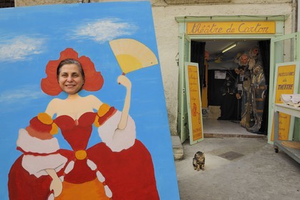 France, Hérault (34), Pézenas, vieille ville, le Théâtre de carton rue Montmorency de l'accessoiriste de théâtre Rosario Alarcon Sanchez