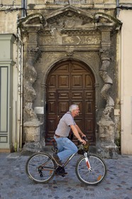 France, Bouches-du-Rhône (13), Arles, rue de la République, hôtel de la Lauzière du XVIIe siècle, la porte est encadrée de colonnes torses de style maniériste