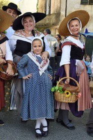 France, Var (83), Massif des Maures, Collobrières, groupe de danseurs et musiciens traditionnels provencaux à la fêtes de la châtaigne
