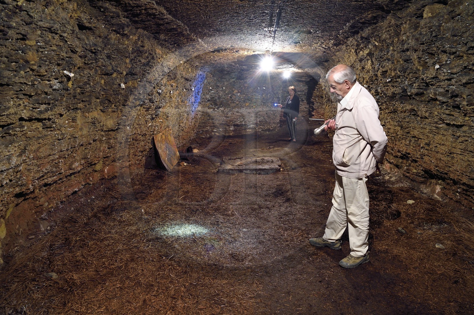 France, Puy-de-Dôme (63), Clermont-Ferrand, rue Pascal, membre de l'association ACAVIC (Amis des Caves du Vieux Clermont) dans les caves en tuf sur trois niveaux de l'Hotel Martial de Grandseigne, cave où le Saint-Nectaire était affiné