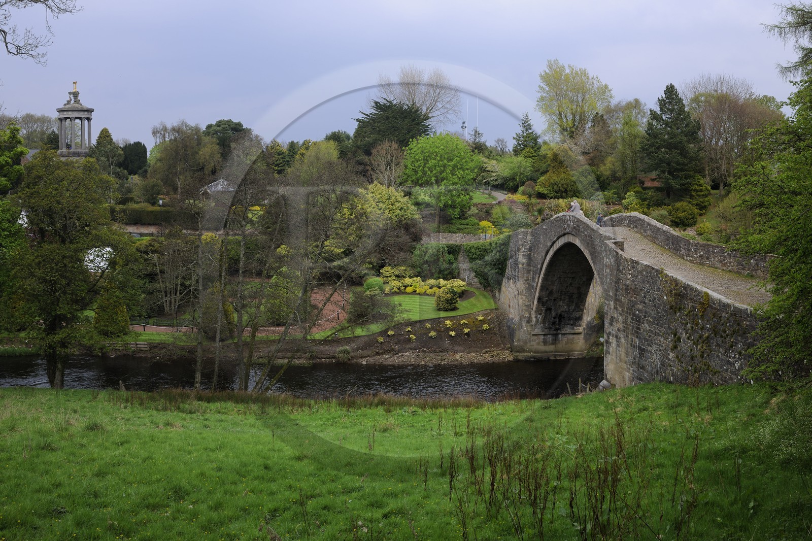 Royaume-Uni, Ecosse, Ayrshire, Ayr, Alloway village natal de Robert Burns, le vieux pont Brig O'Doon du 13è siècle évoqué dans son poème Tam O'Shanter