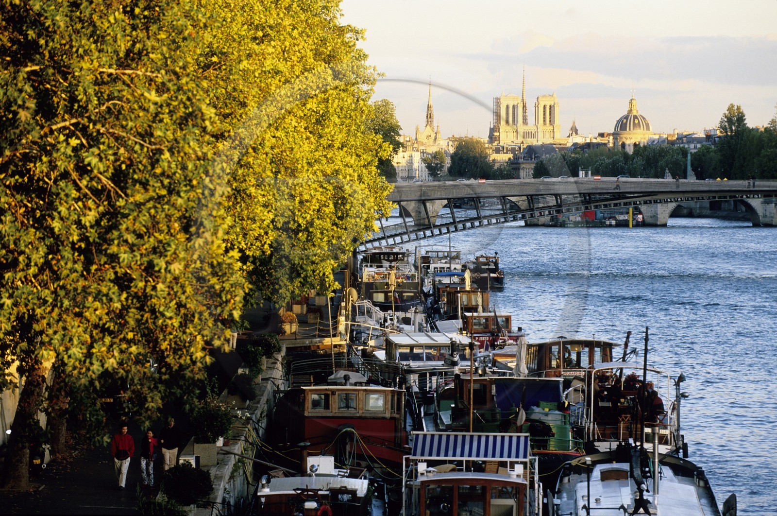 France, Paris (75), rives de la Seine classées Patrimoine Mondial de l'UNESCO, une péniche amarrée au port des Tuileries