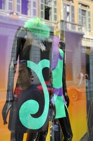 Italie, Lombardie, Milan, Quadrilatère de la mode, boutique de luxe Versace via Monte Napoleone et voiture de luxe