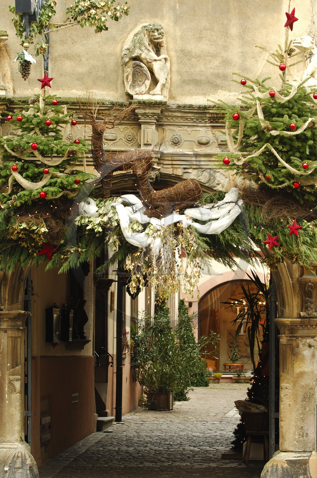 France, Haut-Rhin (68), Colmar a Noel, la Maison des Têtes de style Renaissance (1609) jadis Bourse au Vins, oriel