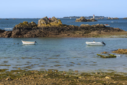 France, Côtes d'Armor (22), Ploubazlanec, la grève de Loguivy-de-la-Mer et le phare de La Croix en arrière plan