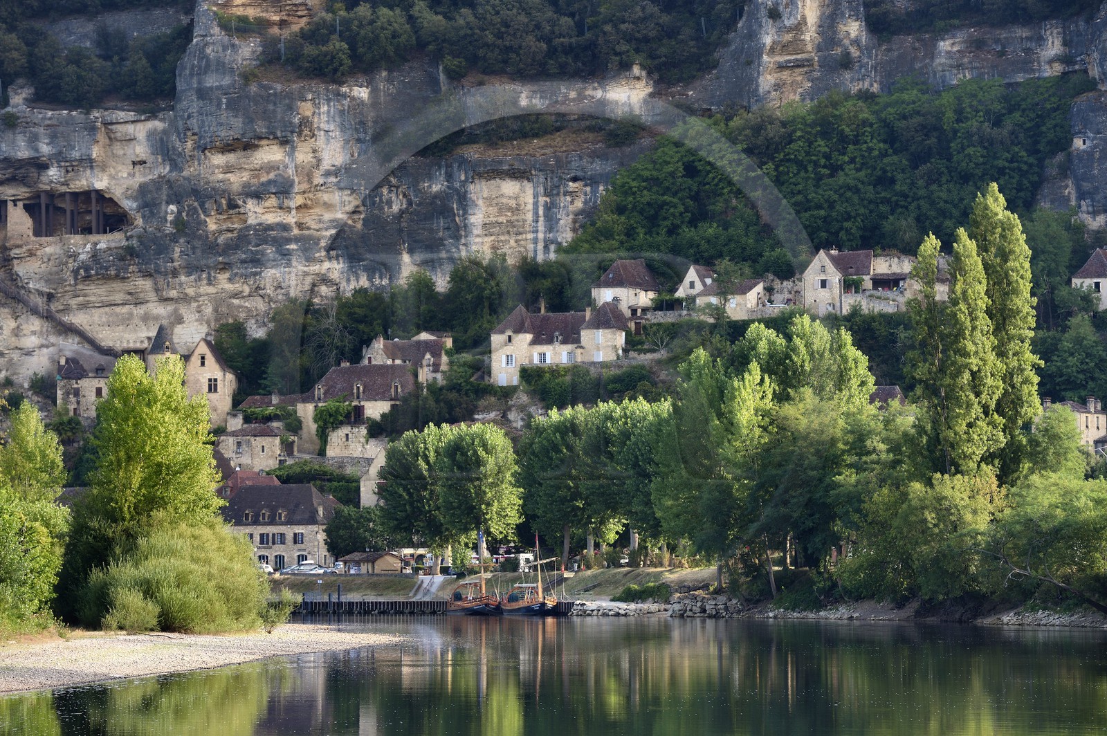 France, Dordogne (24), Périgord Noir, vallée de la Dordogne, La Roque-Gageac, labellisé Les Plus Beaux Villages de France, gabares dans le port du village