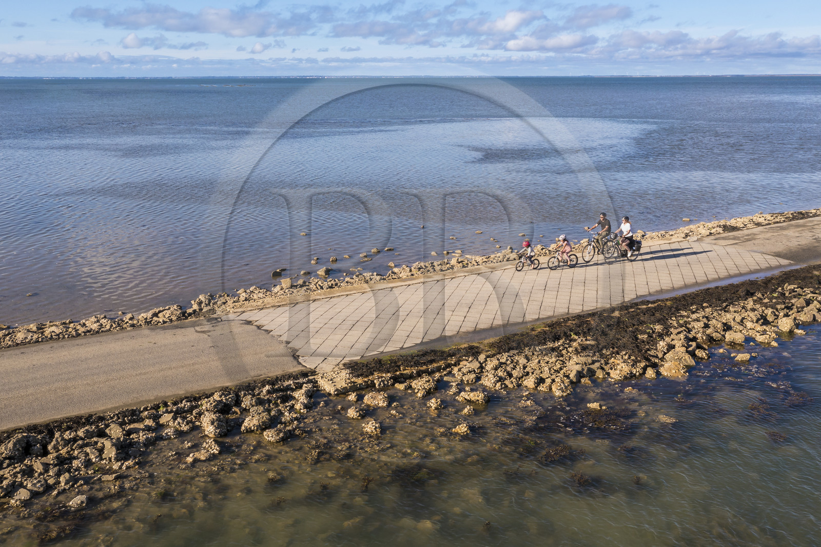 France, Vendée (85), île de Noirmoutier, Barbatre, cyclistes sur le passage du Gois à marée montante, chaussée submersible qui relie l'île au continent à marrée basse (vue aérienne)
