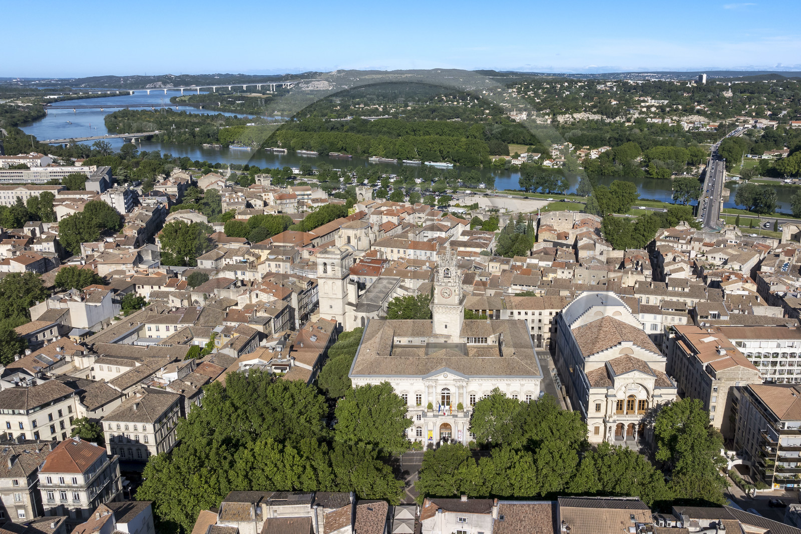 France, Vaucluse (84), Avignon, l'hôtel de Ville et son clocher, le Rhône en arrière plan (vue aérienne)
