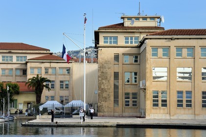 France, Var (83), Toulon, la base navale (Arsenal), le lever du drapeau devant la préfecture maritime de la Méditerranée