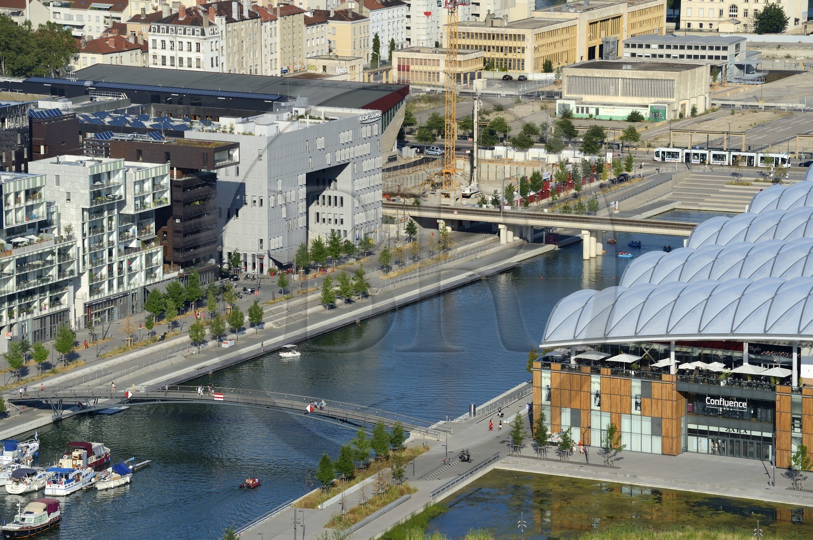 France, Rhône (69), Lyon, nouveau quartier de La Confluence au sud de la Presqu'île, immeubles d'habitation à gauche, bassin nautique relié à la Saône et le centre commercial de Confluence à droite