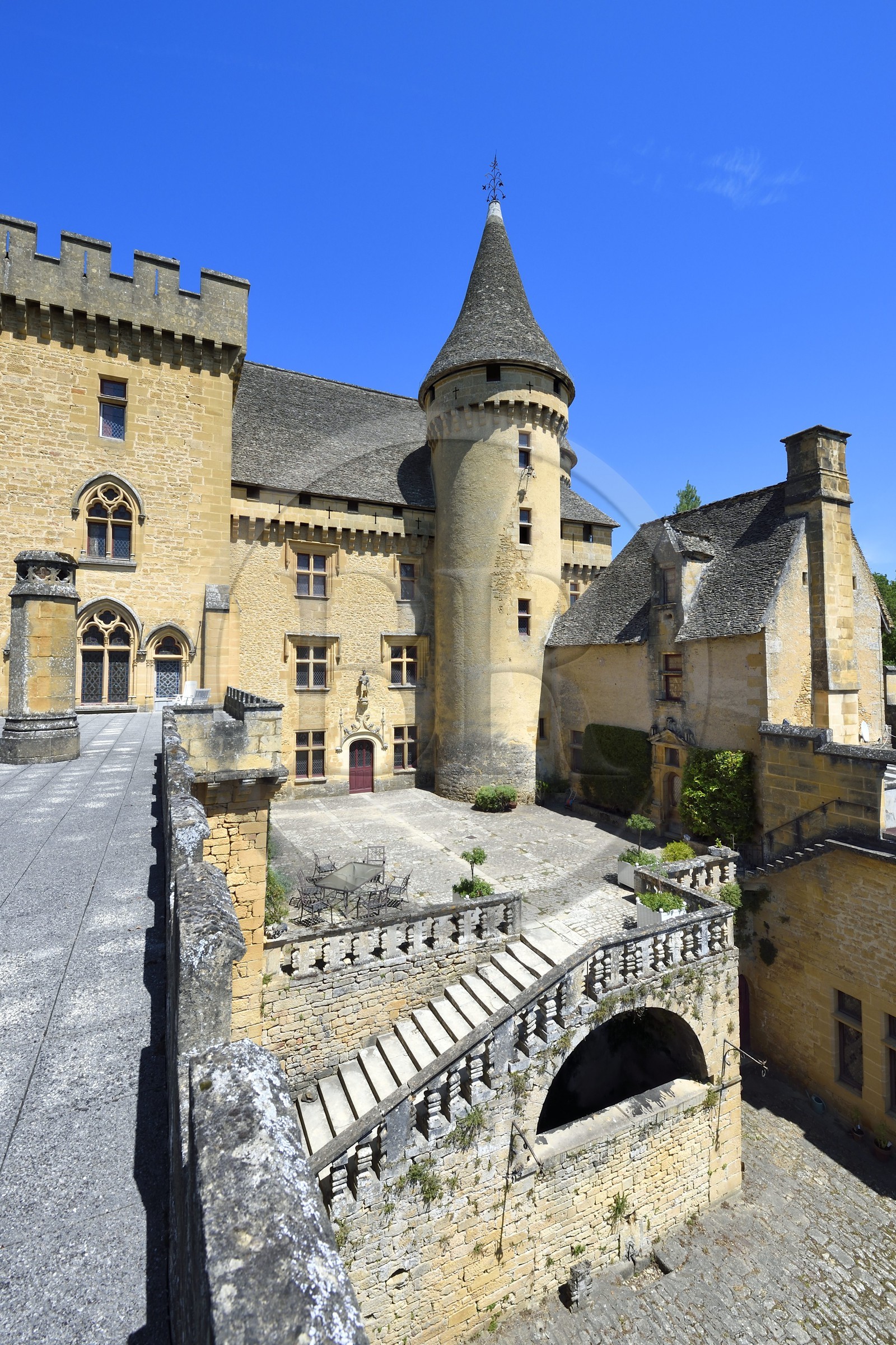 France, Dordogne (24), Périgord Noir, vallée de la Dordogne, Marquay, château de Puymartin, reconstruit au XVe siècle après la Guerre de Cent Ans, la cour Saint-Louis