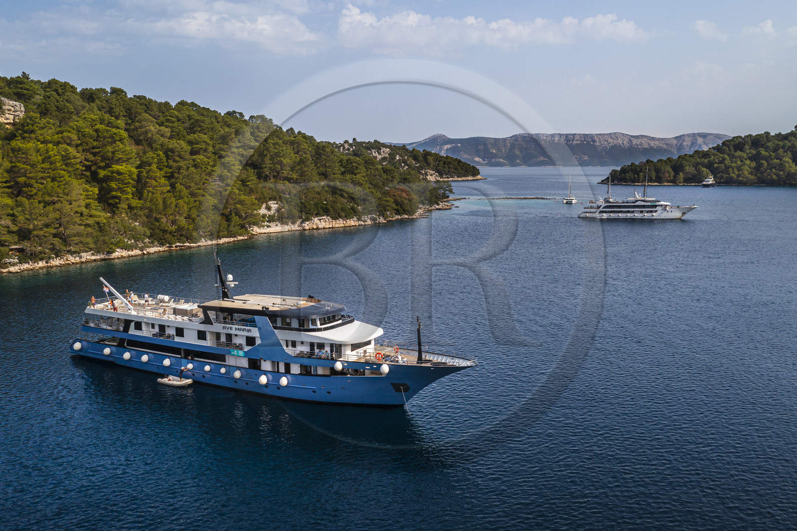 Croatie, Dalmatie, cote dalmate, Ile de Mljet, Parc national de Mljet, mouillage d'un bateau de croisière dans la baie de Polace (vue aérienne)