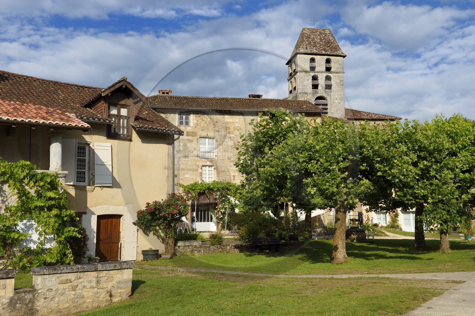 France, Dordogne (24), Périgord Vert, Saint-Jean-de-Côle, labellisé Les Plus Beaux Villages de France, le village et le clocher de l'église Saint-Jean-Baptiste