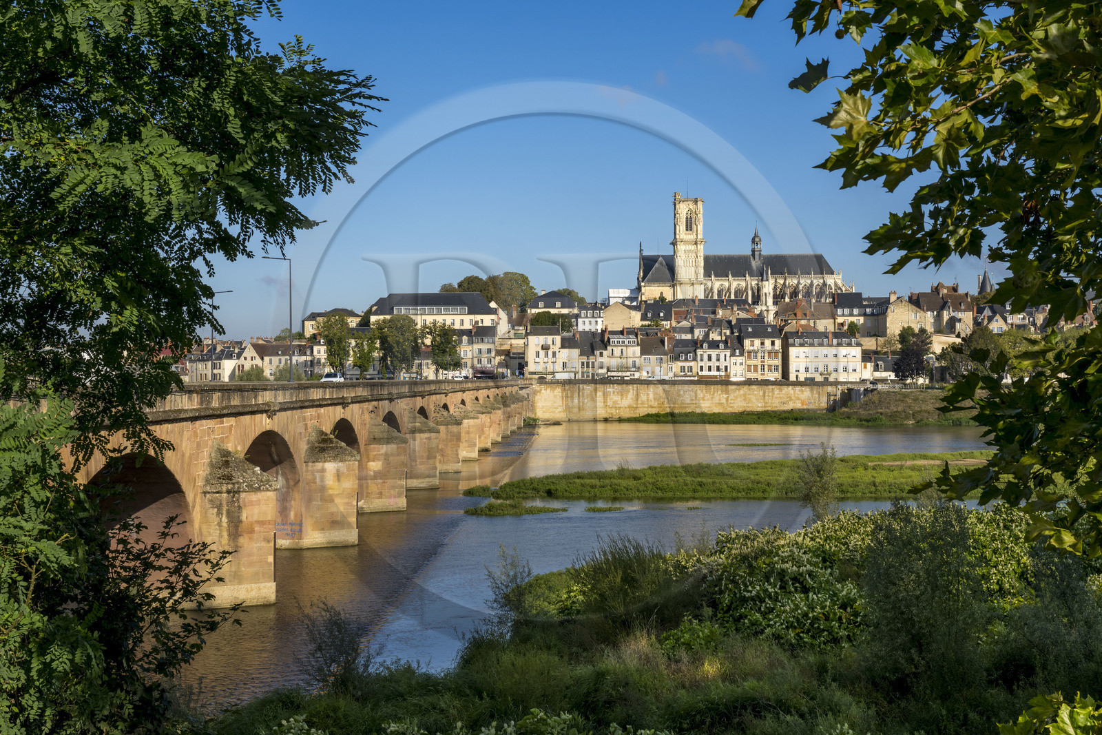 France, Nièvre (58), Nevers, les iles sur la Loire en amont du Pont de la Loire, le quai de Mantoue et la cathédrale Saint-Cyr-et-Sainte-Julitte en arrière plan
