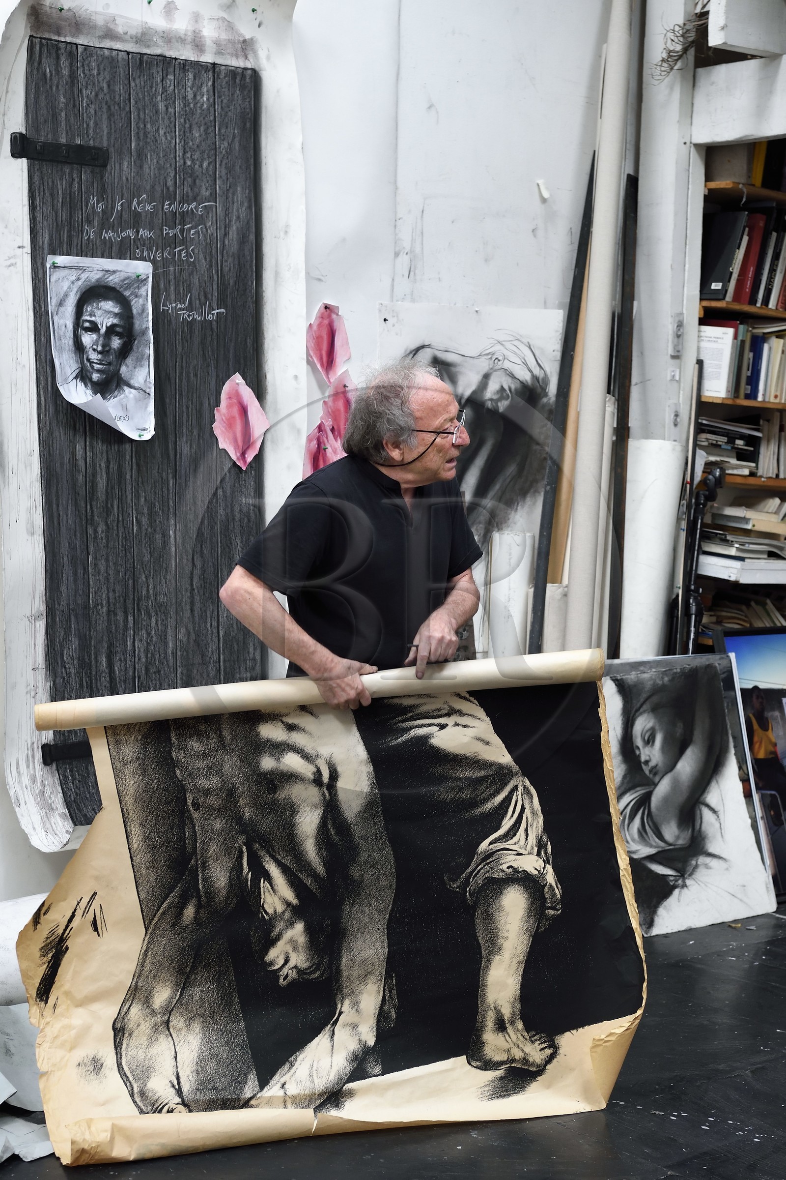 France, Ivry-sur-Seine (94), l'artiste plasticien Ernest Pignon-Ernest dans son atelier