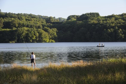 France, Nièvre (58), lac de Pannecière, pêche à la ligne en soirée