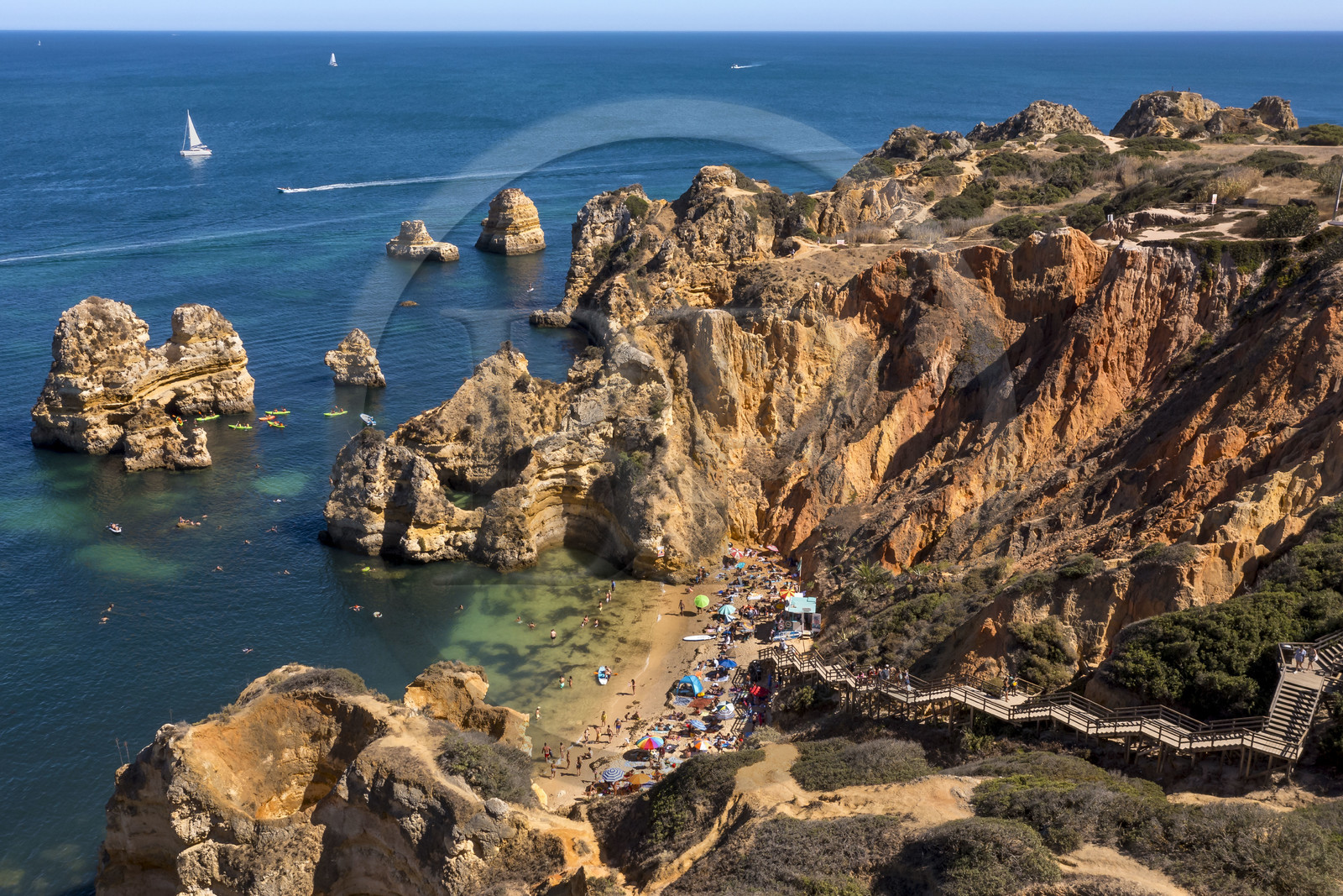 Portugal, Algarve, Lagos, la plage de Praia do Camilo nichée entre des falaises escarpées non loin de Ponta da Piedade (vue aérienne)