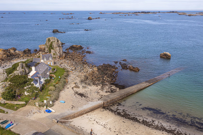 France, Côtes-d'Armor (22), Côte d'Ajoncs, Plougrescant, la plage de Porz Hir ou Pors-hir sur le chemin de Grande Randonnée GR 34 (vue aérienne)
