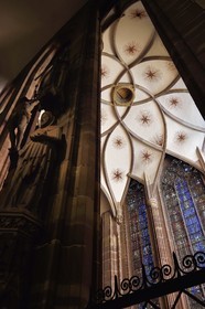 France, Bas-Rhin (67), Strasbourg, vieille ville classée au Patrimoine Mondial de l'UNESCO, la cathédrale Notre-Dame, piliers devant la chapelle Sainte-Catherine (XIVème siècle)