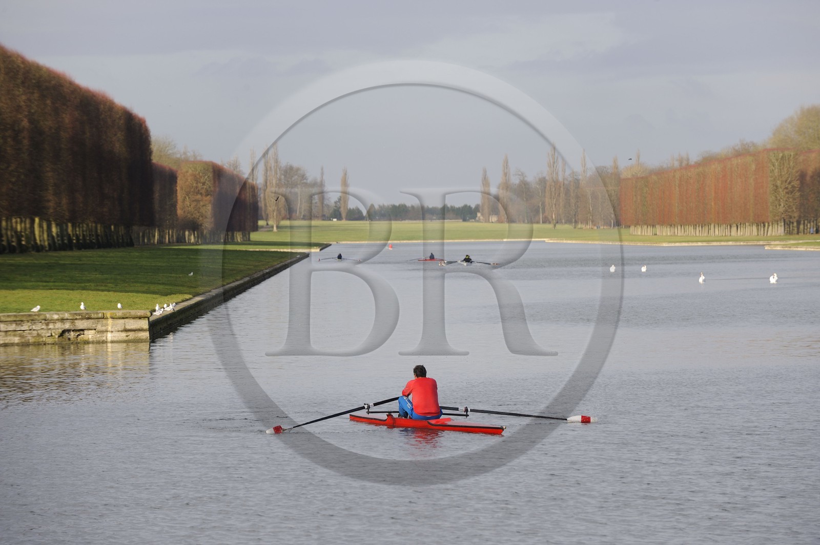 France, Yvelines (78), parc du château de Versailles, classé Patrimoine Mondial de l'UNESCO, barques sur le Grand Canal en automne