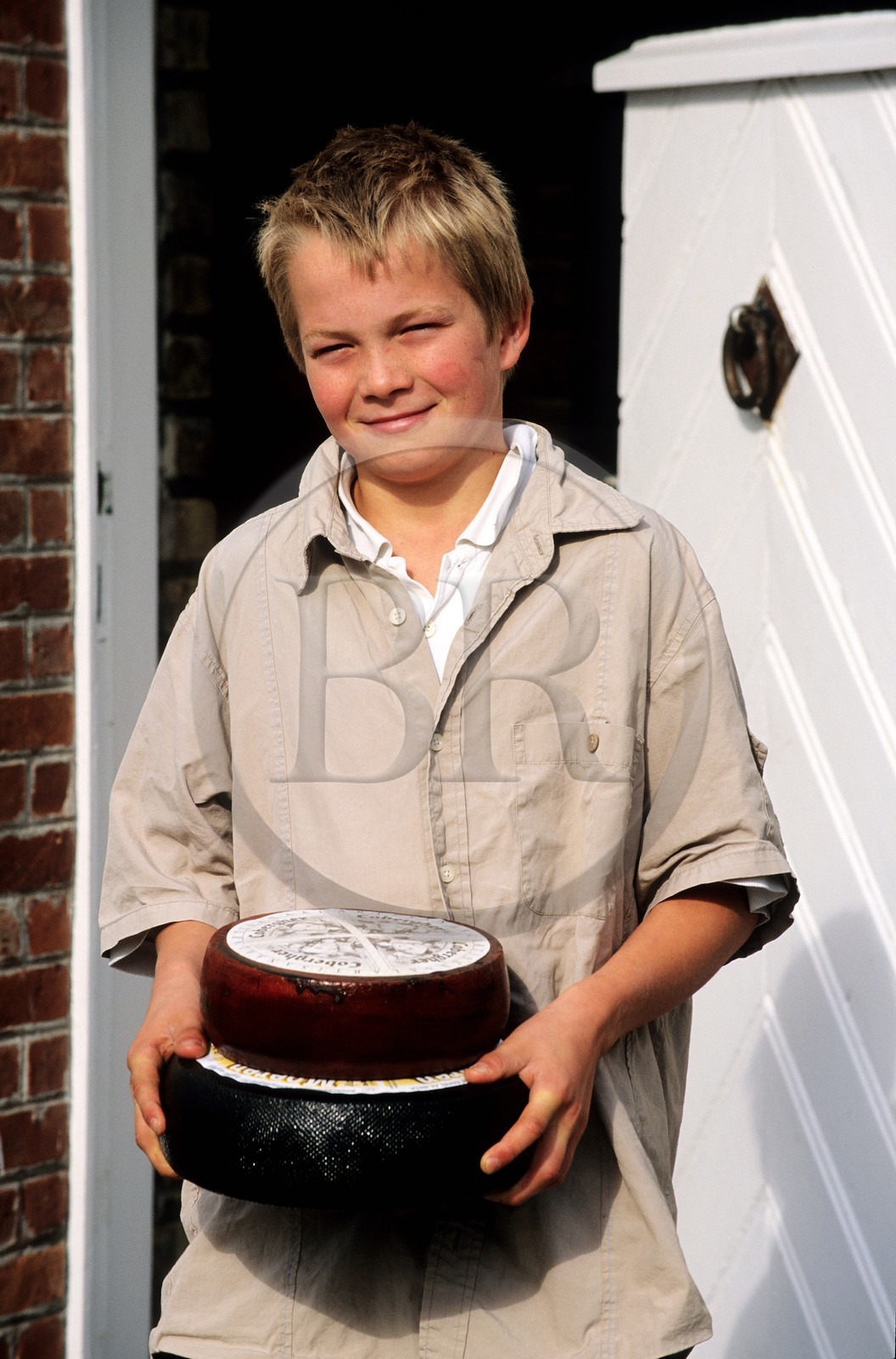 Belgique, Flandre-Occidentale, région de De Panne vers De Moeren, le fils du producteur de fromage de la ferme