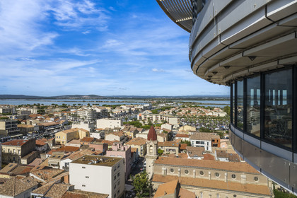 France, Hérault (34), Palavas-Les-Flots, la ville vue depuis le Phare de la Méditerranée, tour d'observation de 43 mètres issue de la transformation de l'ancien chateau d'eau,  l'étang du Méjean en arrière plan