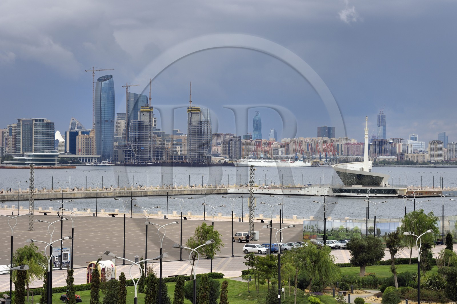 Azerbaijan, Baku, the Caspian Sea along Neftciler Prospekt avenue (Bulvar) seen from Bayraq Meydani