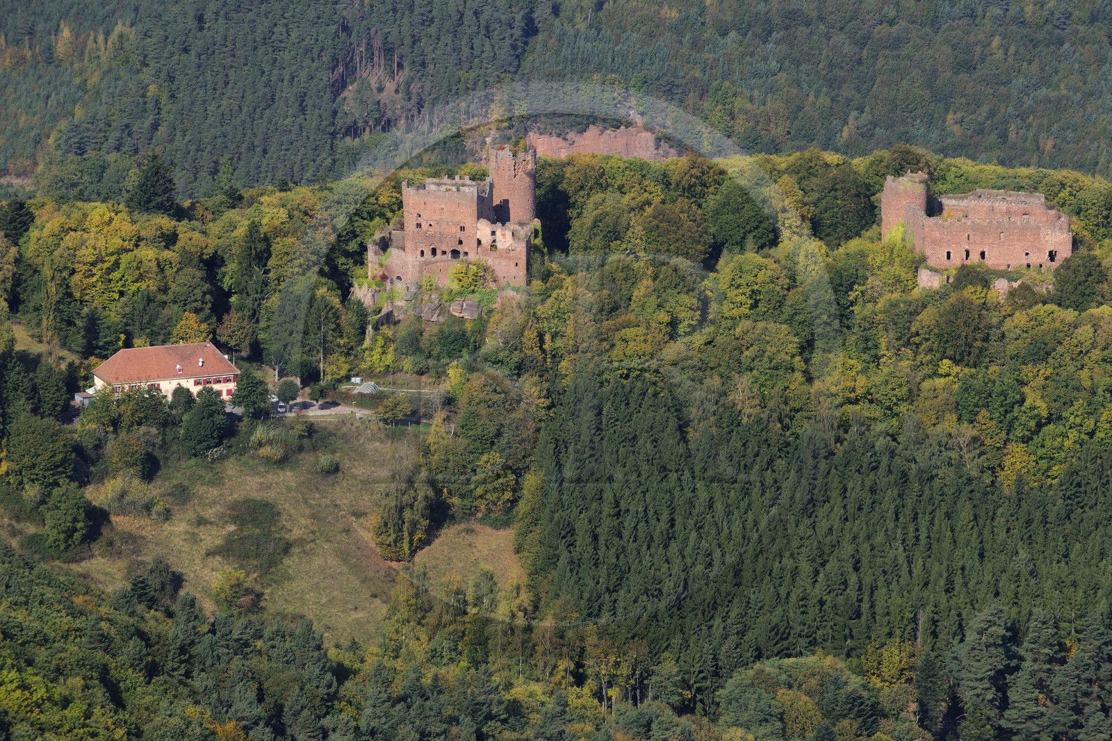France, Bas-Rhin (67), Klingenthal, les châteaux d'Ottrott de Rathsamhausen et de Lutzelbourg et la maison forestière (photo aérienne)