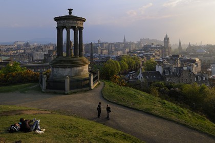 Royaume-Uni, Ecosse, Edimbourg, vue de Calton Hill avec le monument de Stewart sur la vieille ville