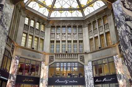 République Tchèque, Prague, Nove Mesto, galerie marchande du palais Koruna (1910-1914) à l'angle de la place Venceslas, entre Art Nouveau et Art Deco