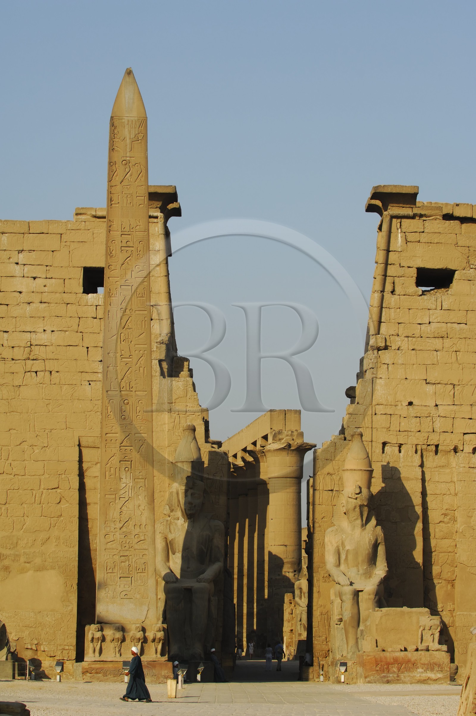 Egypte, Haute Egypte, vallée du Nil, temple de Louxor classé Patrimoine Mondial de l'UNESCO, le 1er pylone et l'obélisque