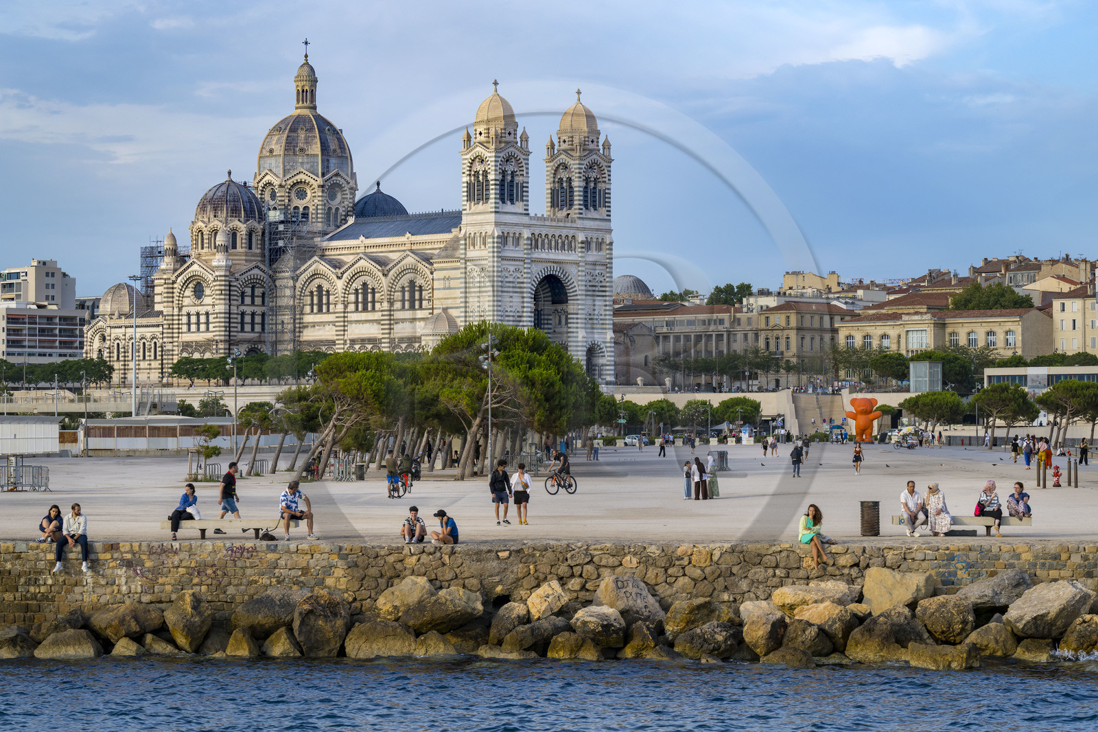 France, Bouches-du-Rhône (13), Marseille, Zone Euroméditerranée, quartier La Joliette, la Cathédrale La Major (XIXe siècle) et la promenade du Mucem (Musée des Civilisations de l'Europe et de la Méditerranée)