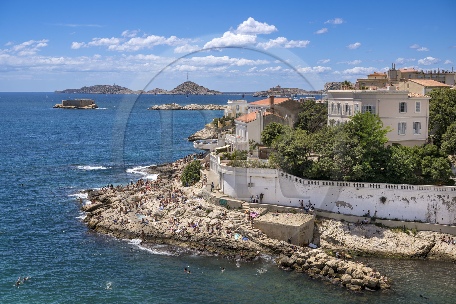 France, Bouches-du-Rhône (13), Marseille, quartier d'Endoume, la plage de roches blanches du Petit Nice allant de l'anse de la Fausse-monnaie à l'anse de Maldormé, le petit fort de l'Ile Degaby et l'Archipel des îles du Frioul avec le Chateau d'If (à droite) en arrière plan