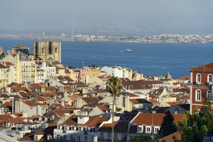 Portugal, Lisbonne, vue sur le quartier de la Baixa depuis le Miradouro de Sao Pedro de Alcantara et la cathédrale Sé Patriarcal dans le quartier de l'Alfama