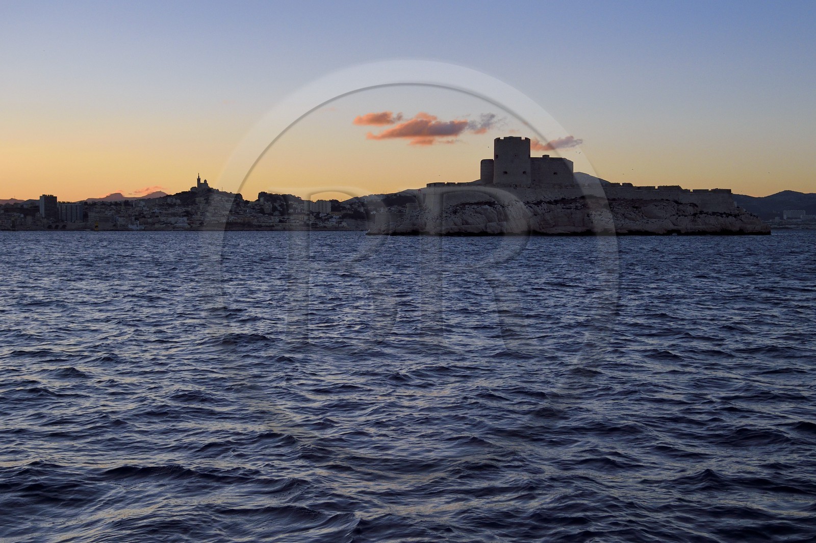 France, Bouches-du-Rhône (13), Marseille, Parc national des Calanques, îlot de l'Archipel des îles du Frioul, Chateau d'If, la basilique Notre Dame de la Garde en arrière plan