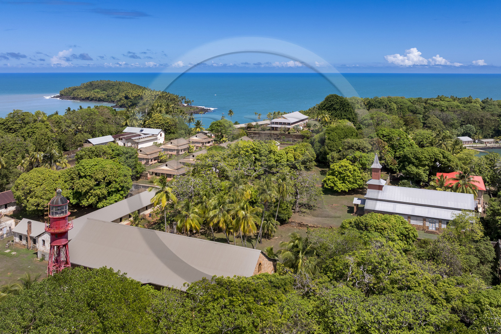 France, Guyane, Kourou, Iles du Salut, l'Ile Royale qui accueillait l'administration, la chapelle et l'hôpital du bagne ainsi que les logements de la direction et des gardiens (vue aérienne)