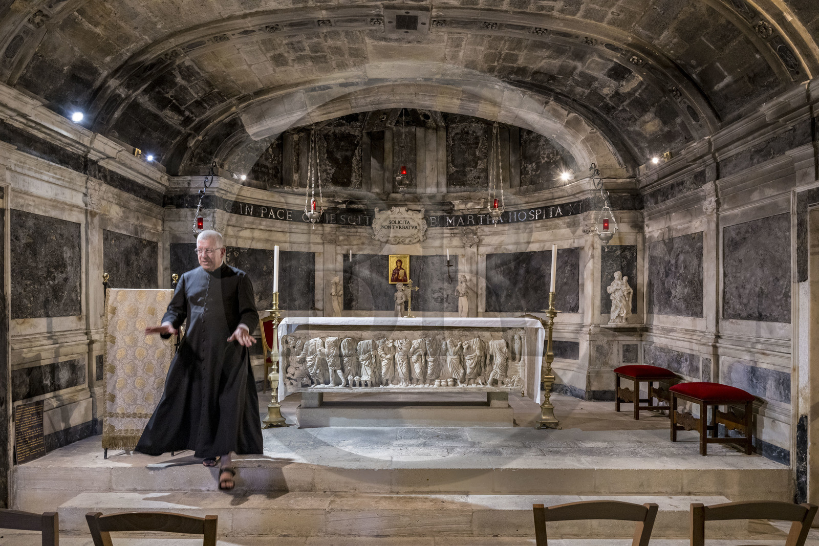 France, Bouches-du-Rhône (13), Tarascon, la collégiale royale Sainte-Marthe érigée aux XIe et XIIe siècles, la crypte du IVe siècle remaniée au XVIIe siècle, abrite le sarcophage paléochrétien en marbre blanc (du début du IVe siècle) qui contient les reliques de Sainte-Marthe, le Père Michel Savalli en charge de l'église