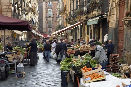 Italie, Sicile, Catane, ville baroque classée au Patrimoine Mondial de l'UNESCO, le marché aux fruits et légumes dans le quartier du Duomo via Gisira