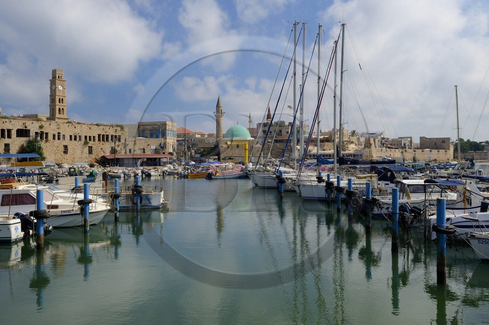 Israel, district Nord, Galilée, Acre (Akko), vieille ville, classée Patrimoine Mondial de l'UNESCO, la ville ottomane, le port et la tour du caravansérail Khan el Oumdan