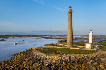 France, Finistère (29), Pays des Abers, Ile Vierge dans l'archipel de Lilia, le phare de l'Ile Vierge, le plus haut phare d'Europe avec 82,5 mètres, et l'ancien phare de 1845 (vue aérienne)