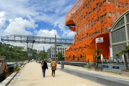 France, Rhône (69), Lyon, nouveau quartier de La Confluence au sud de la Presqu'île, Quai Rambaud, le Cube Orange imaginé par les architectes Dominique Jakob et Brendan MacFarlane
