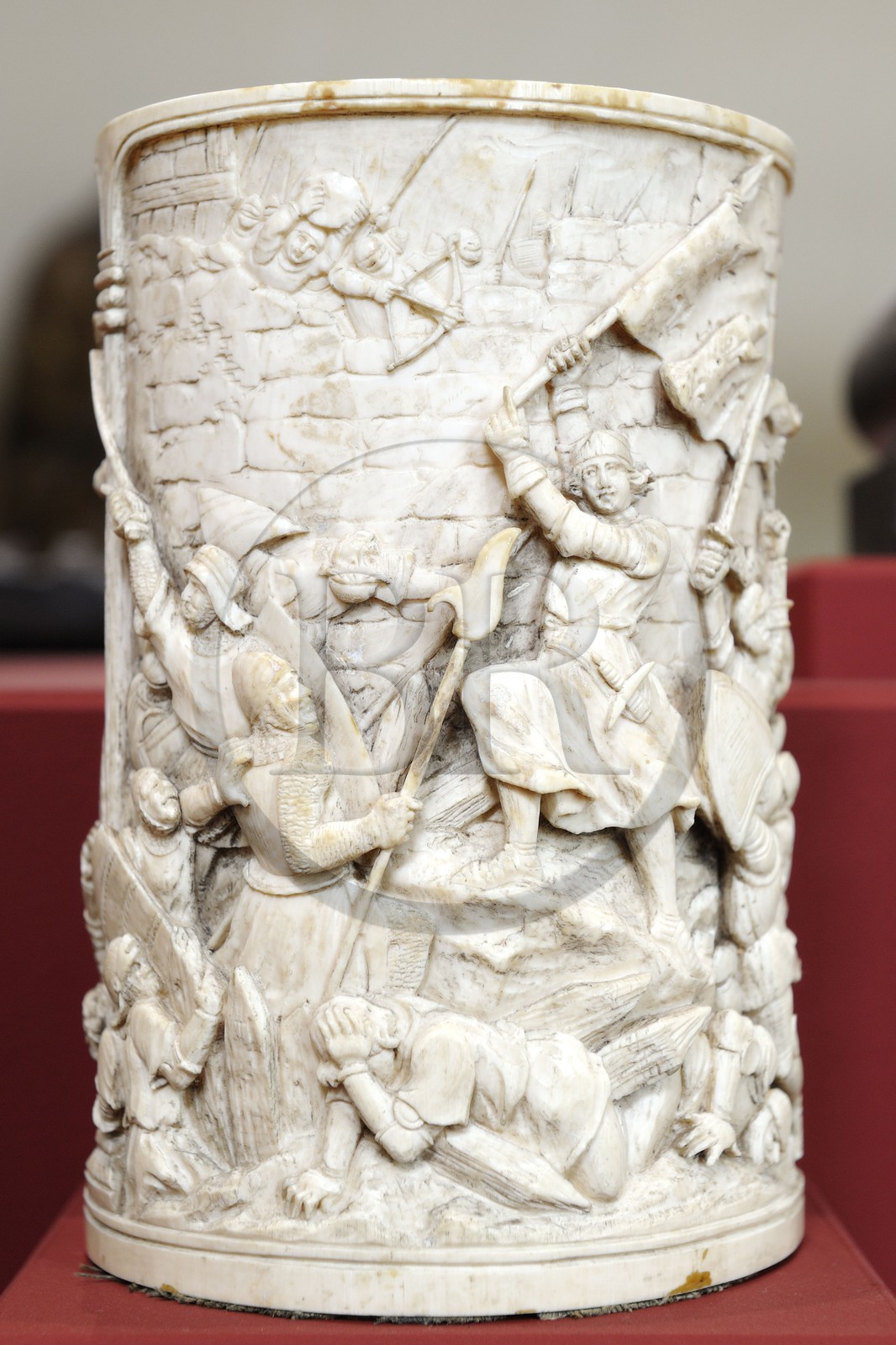 France, Seine-Maritime (76), Pays de Caux, Côte d'Albâtre, Fécamp, Palais Bénédictine, collection d'art sacré, seau à eau bénite en ivoir du XIXème siècle représentant une scène de la vie de Jeanne d'Arc