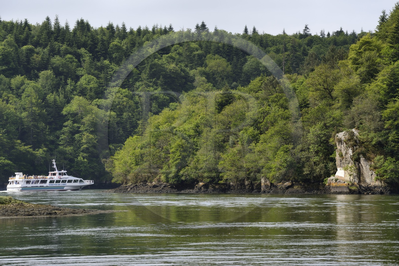 France, Finistère (29), region de Quimper, Plomelin, la rivière Odet, la cale de Rosulien, rocher du Saut de la Pucelle dans les Vire-Court