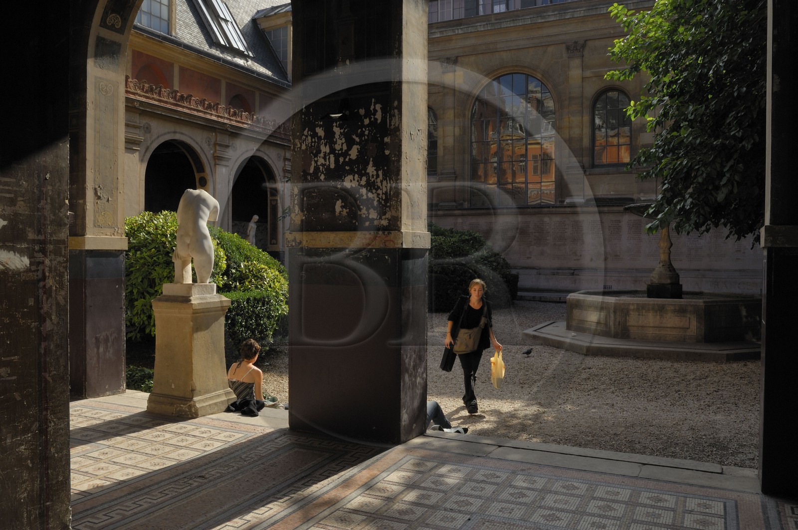 France, Paris (75), Ecole des Beaux-arts, la cour du Murier, aménagée dans l'ancien cloitre de l'église des Petits Augustins