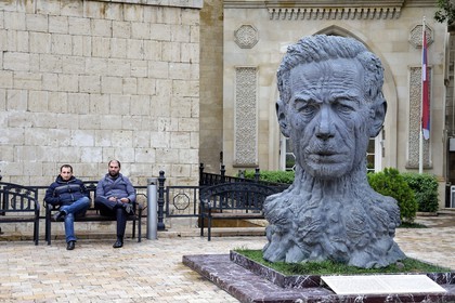 Azerbaïdjan, Bakou, vieille ville, classée au patrimoine mondial de l'UNESCO, buste en bronze du poète Aliaga Vahid
