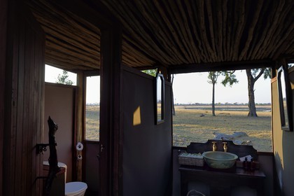 Zimbabwe, province de Matabeleland septentrional, parc national Hwange, Wilderness Safaris Davison's Camp, wc avec vue