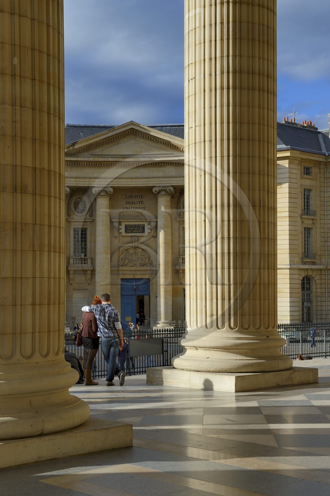 France, Paris (75), les colonnes corinthiennes du fronton du  Panthéon, l'entrée de la Faculté de Droit en arrière plan