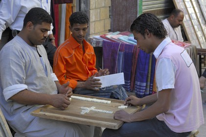 Egypte, Haute Egypte, Nubie, vallée du Nil, Assouan, le souk, joueurs de dominos